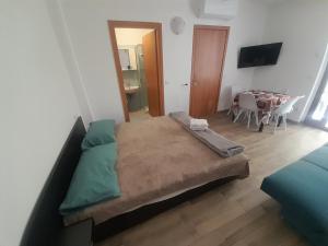a bedroom with a bed and a dining room at Monlocale al 20m del mare con terrazza privata in Roseto degli Abruzzi