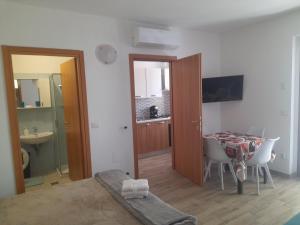 a room with a table and a dining room at Monlocale al 20m del mare con terrazza privata in Roseto degli Abruzzi