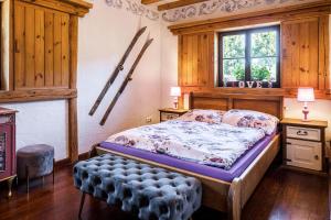 a bedroom with a bed and a bench in it at Ranczo Pod Strzechą in Stara Kamienica +106 photos