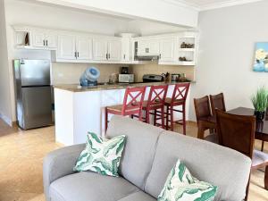 a living room with a couch and a kitchen at The Cove Apartments in El Francés