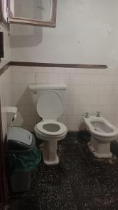 a bathroom with a toilet and a bidet at Casa centro tabo in El Tabo
