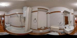 ein großes Badezimmer mit einer großen Badewanne und einer Dusche in der Unterkunft Jasna1 in Knin + 55 Fotos