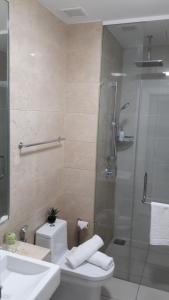 een badkamer met een douche, een toilet en een wastafel bij M City @ Jalan Ampang KLCC in Kuala Lumpur
