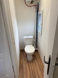 a small bathroom with a toilet in a hallway at Jolie duplex face à la Seine in Villeneuve-le-Roi