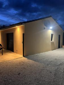 a building with a light on the side of it at Maison Neuve Climatisée in Carlux