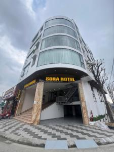a building with a sign that reads santa hotel at Sora Hotel in Thường Son