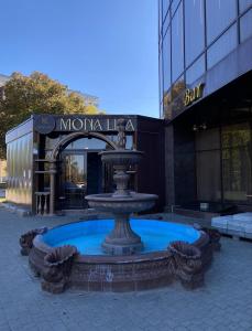 ein Trinkbrunnen vor einem Gebäude in der Unterkunft MonaLisa in Kharkov