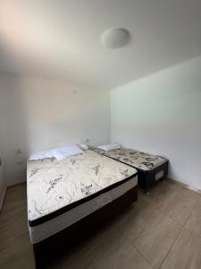 a bedroom with two beds and a table at Casa em Ipanema - Pontal do Paraná in Pontal do Paraná +18 photos