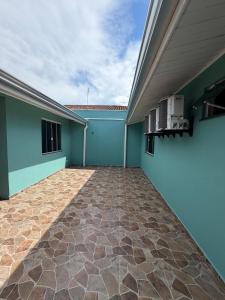 an empty courtyard of a house with a roof at Casa em Ipanema - Pontal do Paraná in Pontal do Paraná