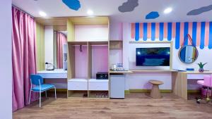 a childs bedroom with pink and blue walls at Casa de Capybara in Siem Reap
