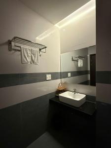 a bathroom with a sink and a mirror at LucyHouse in Thôn Trường Giang