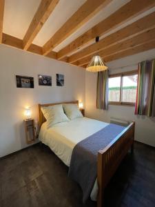 a bedroom with a large bed in a room at Appartement Plein Pied Arrow Wood La Flèche in La Flèche
