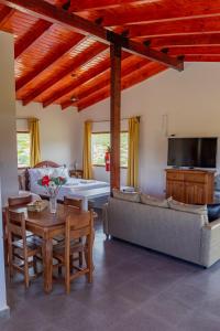 a living room with a couch and a table at Cabaña Puertas del Cielo in Cachí