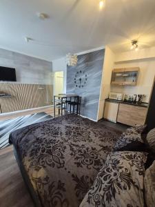 a bedroom with a bed and a table and a kitchen at Onyx Urban Suite in Hannover