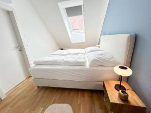 a small bedroom with a bed and a table at Ruhiger Familientraum fürs Wochenende oder längerfristigen Aufenthalt in Wiener Neustadt