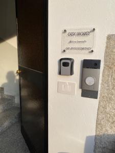 a wall with a sign that reads guest wiimote on it at Casa MELISSA LIMONCELLA , free parking-self check in in Tavernerio