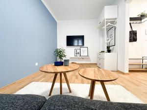 a living room with two tables and a couch at Ruhiger Familientraum fürs Wochenende oder längerfristigen Aufenthalt in Wiener Neustadt