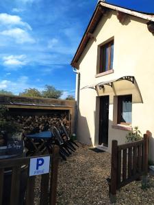 a house with a parking sign in front of it at Le refuge in Montabon