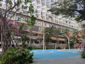 a basketball court in front of a tall building at Apec Mandala Chambay - Dimond Hotel in Ấp Thiẹn Ái