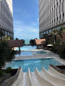 a swimming pool in the middle of two tall buildings at Apec Mandala Chambay - Dimond Hotel in Ấp Thiẹn Ái