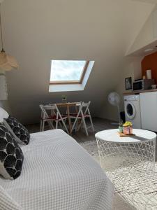 a room with a bed and a table and a kitchen at Le cocon San Francisco in Tours