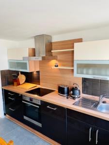 a kitchen with a stove and a sink at Lichtdurchflutetes Souterrain Apartment in Schapen in Braunschweig