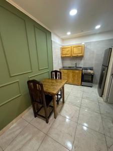 a kitchen with a wooden table and chairs at Deptos Helen in Termas de Río Hondo