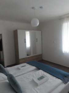 a large bed in a bedroom with a large mirror at Apartment Vlora-Naturblick in Villach
