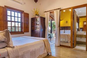 a bedroom with a bed and a large mirror at Casas Solar dos Pireneus in Pirenópolis