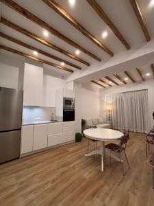 a kitchen and a living room with a table and a kitchen at Cuatro Cantillos in Aguilar de la Frontera