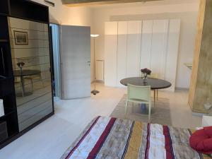 a living room with a table and a dining room at Casa Roncalli 19 in Foligno