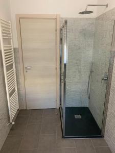 a shower with a glass door in a bathroom at Casa Roncalli 19 in Foligno