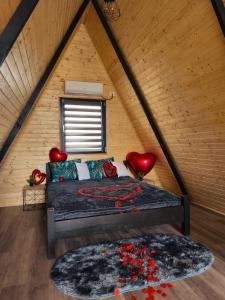 ein Schlafzimmer mit einem Bett in einem dreieckigen Raum in der Unterkunft Roua A-frame in Deal + 24 Fotos