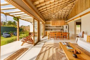 an open kitchen and living room with a table and chairs at Casa Água - Praia do Preá in Prea