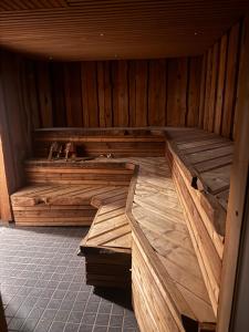 an empty wooden sauna with a large woodenasteryasteryasteryasteryasteryasteryastery at Lepohetki in Loimaa