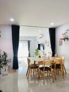 a dining room with a table and chairs at Nasrina's House Hat Yai ใกล้เซ็นทรัลหาดใหญ่ in Sathani Khlong Rian
