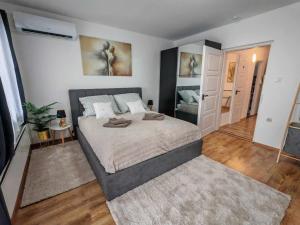 a bedroom with a large bed in a room at Horizon Hill in Cserszegtomaj