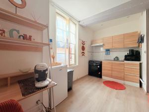 a large kitchen with a kitchen appliance on a counter at Le Mirror- hyper centre ville in Sens