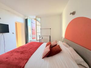 a bedroom with a large bed with a red headboard at Le Mirror- hyper centre ville in Sens