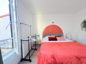 a bedroom with a bed and a large window at Le Mirror- hyper centre ville in Sens +4 photos