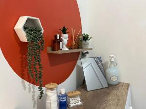 a wall with a shelf with a plant on it at Le Mirror- hyper centre ville in Sens