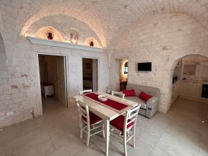 a kitchen and dining room with a table and chairs at Domus Petri 1908 in Cisternino