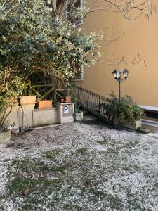 a street light next to a building with plants at Oasi Gioia verde in Vescia