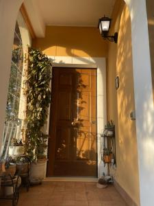 an entrance to a house with a door and plants at Oasi Gioia verde in Vescia