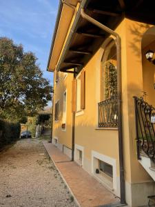 a building with a balcony on the side of it at Oasi Gioia verde in Vescia