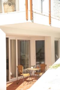 a patio with chairs and a table on a balcony at Relax House in Estoril
