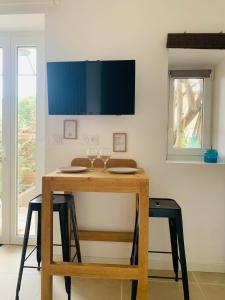 a table with two wine glasses on top of it at Studio Moderne Cozy in Ribaute-les-Tavernes