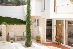 a palm tree in front of a white building at Relax House in Estoril