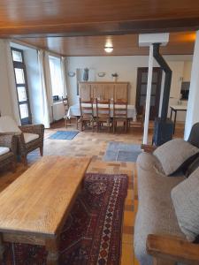 a living room with a couch and a table at Lin-La-Bedin in Vielsalm