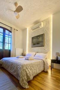 a bedroom with a bed and a ceiling fan at Koti Mountain House in Litochoro